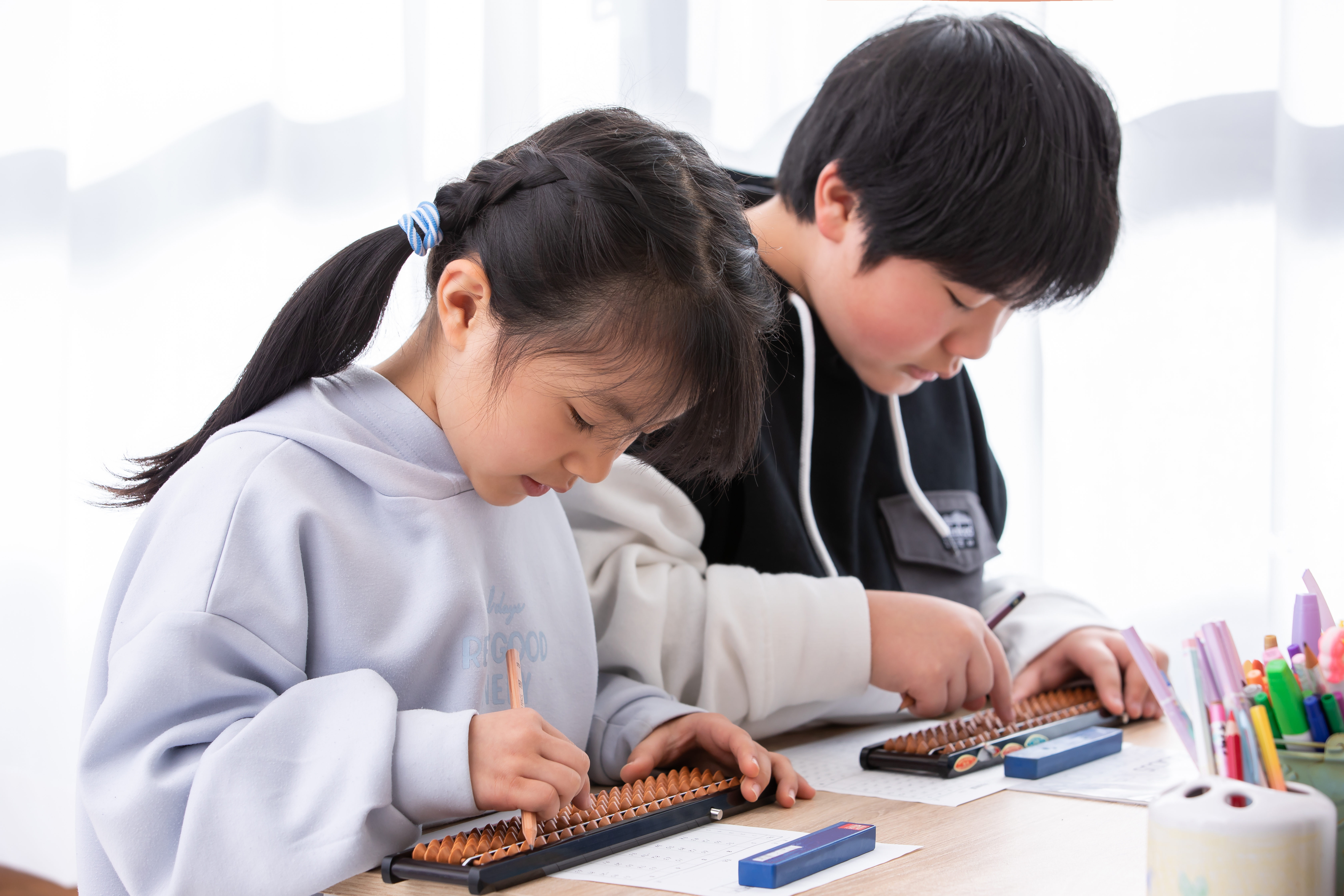 そろばんをする子供たちの画像