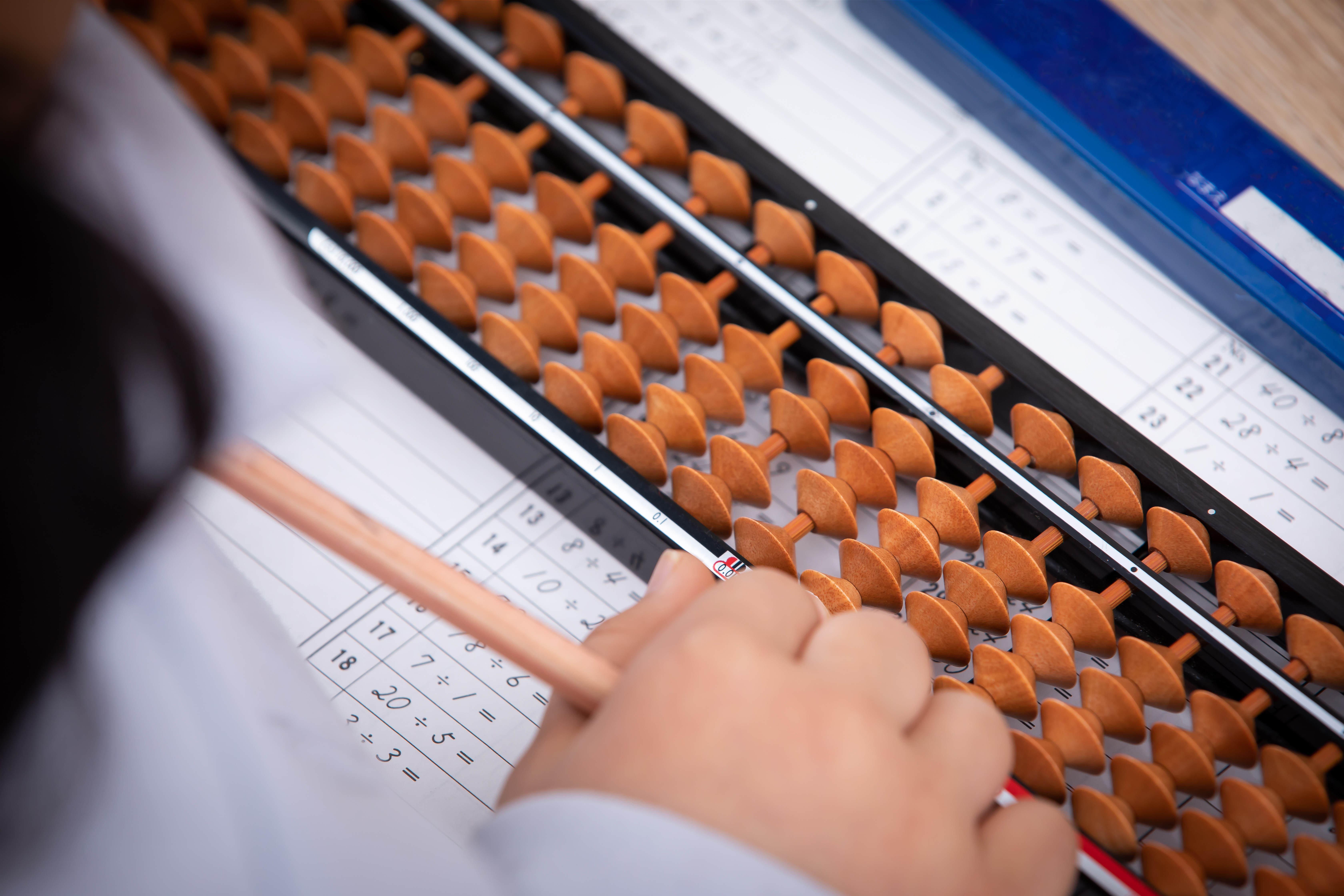 そろばんで計算をしている画像